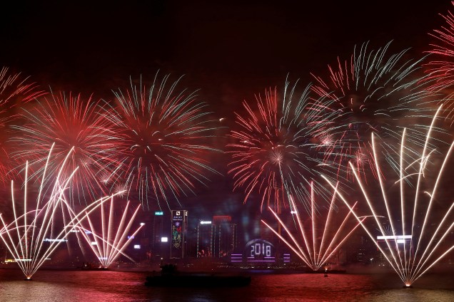 Fogos de artifício explodem sobre o Porto de Victoria e o Centro de Convenções e Exposições de Hong Kong durante um show de pirotecnia para celebrar o Ano Novo