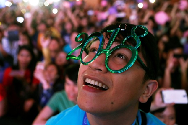 Público celebra a chegada do Ano Novo em Quezon City, Metro Manila, nas Filipinas