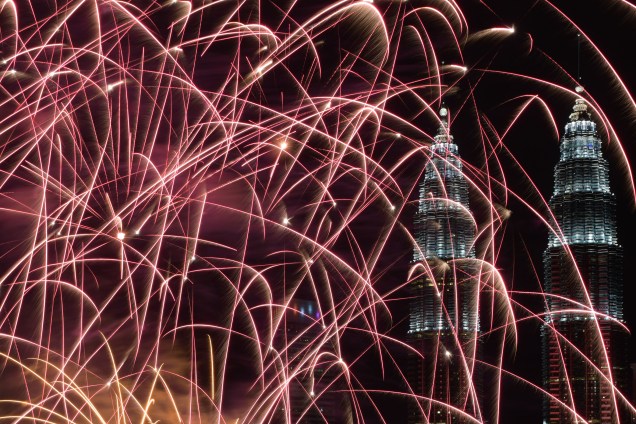 Fogos de artifício iluminam o céu de Kuala Lumpur, na Malásia, celebrando a chegada de 2018