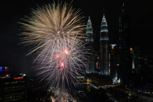 Fogos de artifício iluminam o céu de Kuala Lumpur, na Malásia, celebrando a chegada de 2018