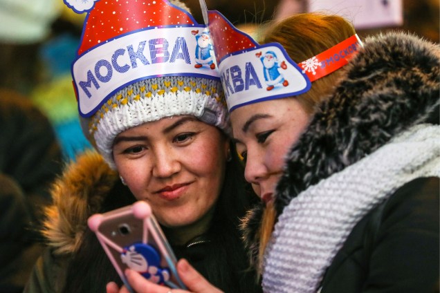 Garotas participam de festival de inverno próximo da sede do governo russo, em Moscou, durante a celebração do Ano Novo