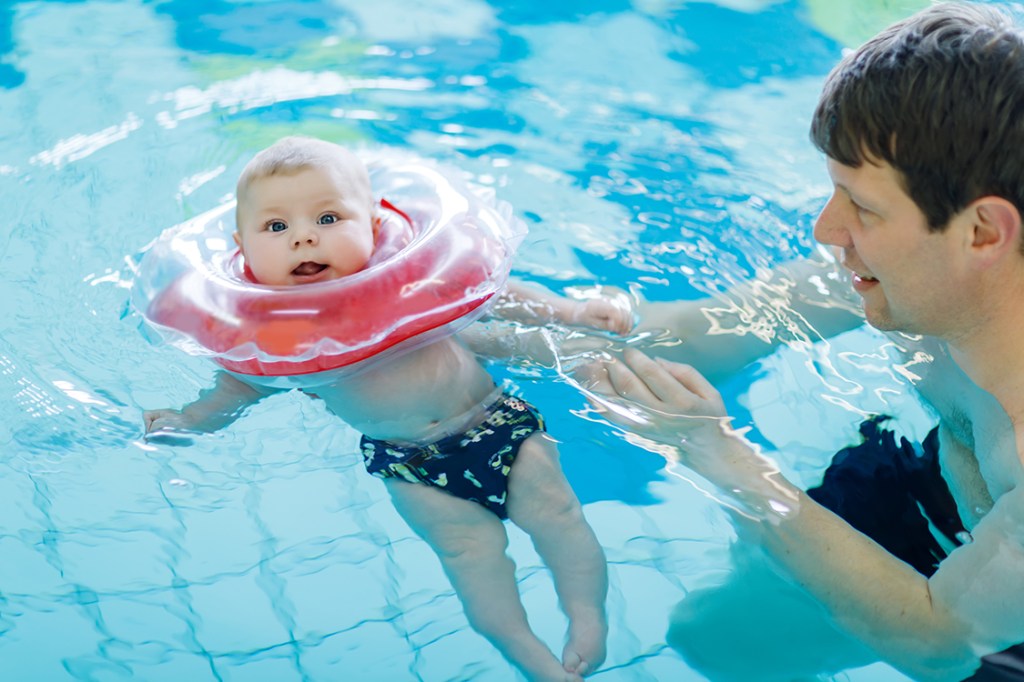 Bebê em piscina de natação