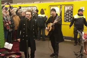 Bono e The Edge, da banda U2, fazem apresentação no metrô de Londres