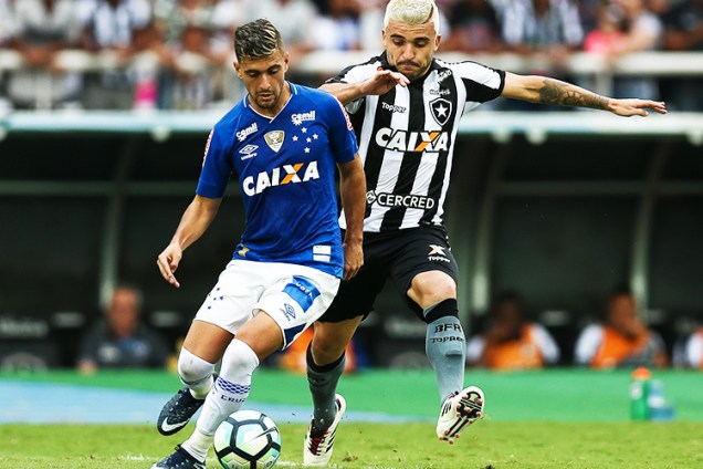 Botafogo e Cruzeiro empatam em 2 a 2 no Estádio Nilton Santos, localizado no Rio de Janeiro (RJ). O time carioca garante vaga na Copa Sul-Americana. Já o clube mineiro conquista vaga direta na fase de grupos da Libertadores - 03/12/2017
