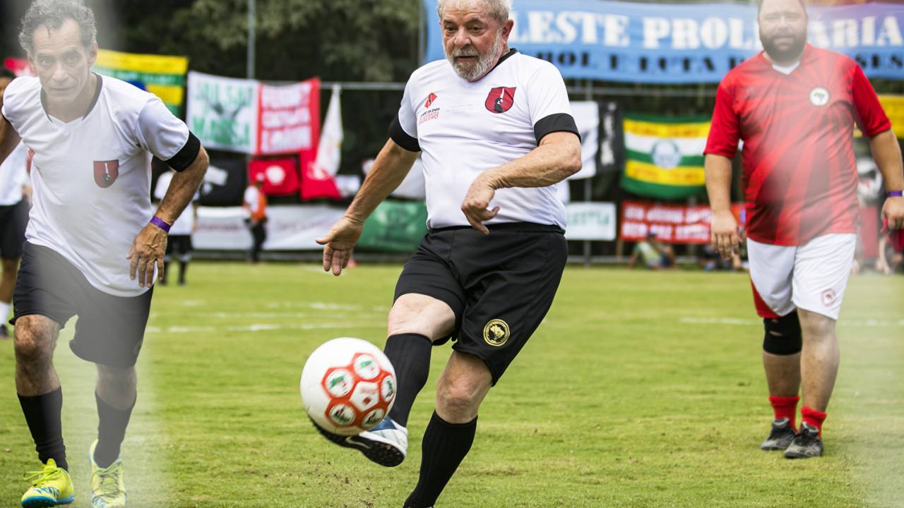 O ex-presidente Lula e o ator Chico Diaz, juntamente com outros politicos e personalidades, participaram de jogo de inauguração do campo Dr. Socrates Brasileiro, na cidade de Guararema (SP) - 23/12/2017