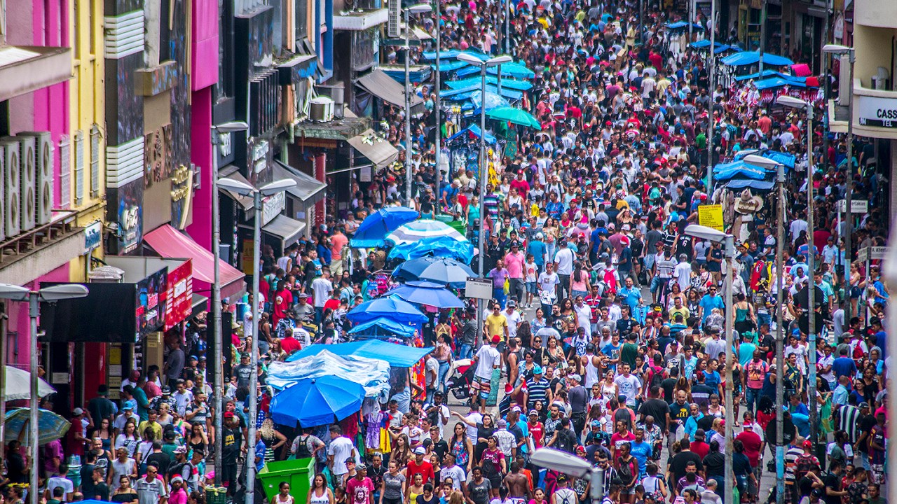 Movimentação de consumidores na rua 25 de Março, regiāo central de São Paulo (SP), na véspera de Natal - 24/12/2017