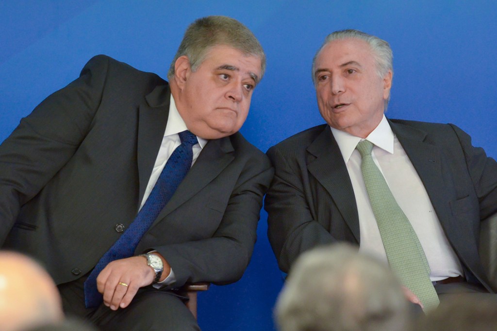 Presidente Michel Temer e o novo ministro da articulação política, Carlos Marun, durante cerimônia de posse no Palácio do Planalto, em Brasília