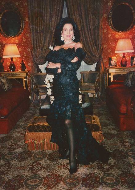 Carmen Mayrink Veiga usando vestido longo de Yves Saint-Laurent