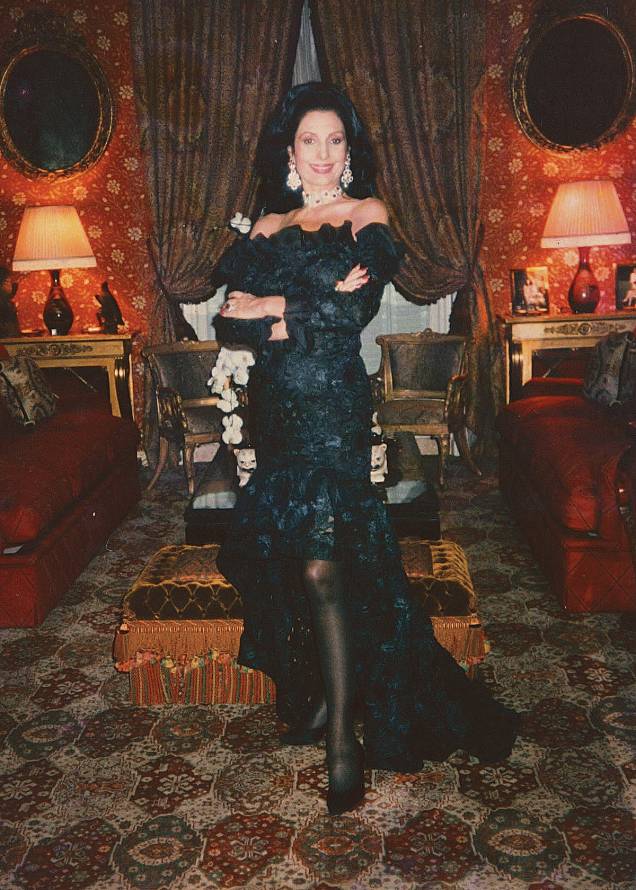 Carmen Mayrink Veiga usando vestido longo de Yves Saint-Laurent Carmen Mayrink Veiga usando vestido longo de Yves Saint-Laurent