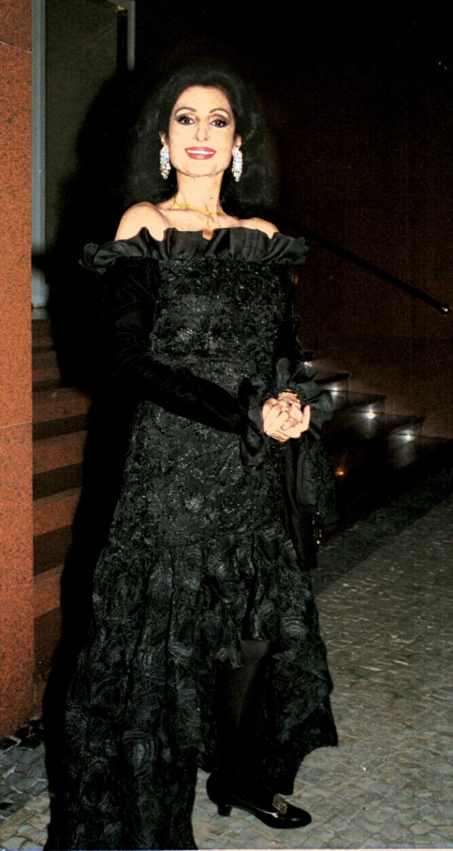 Carmen Mayrink Veiga, usando vestido Yves Saint-Laurent no jantar oferecido pelo casal de empresários Milu e Armando Camarão - 01/01/2001