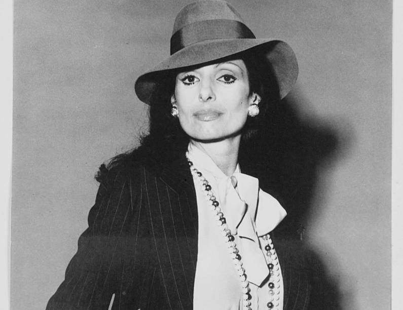 Carmen Mayrink Veiga usando terninho de Yves Saint-Laurent