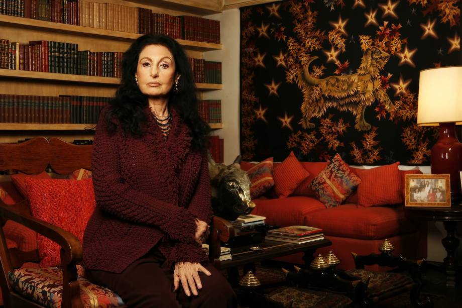 Socialite Carmem Mayrink Veiga, às vésperas de leiloar bens valiosos para saldar dívida da família - 13/07/2007