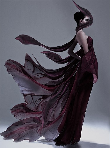 A modelo Carolinne Rosso, com vestido criado pelo estilista brasileiro Ocimar Versolato