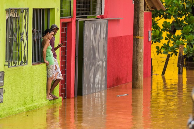 Chuva provoca deslizamento de terra e deixa pessoas ilhadas na cidade de Raul Soares interior de Minas Gerais