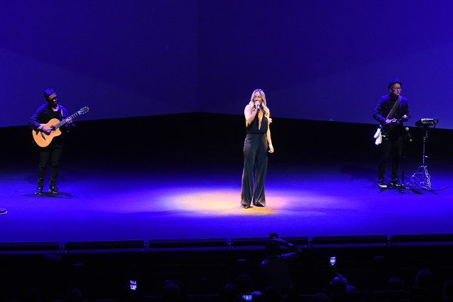 A cantora Claudia Leitte se apresentou durante o Prêmio Veja-se. A festa aconteceu no Teatro Santander, em São Paulo.