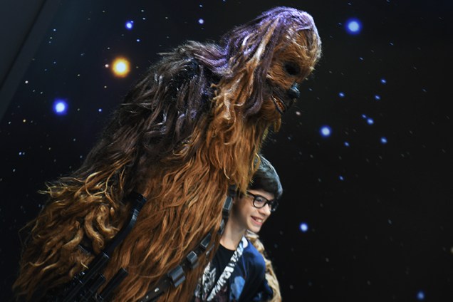Cosplayer fantasiado de Chewbacca recebe público durante evento da Comic Con Experiencie 2017