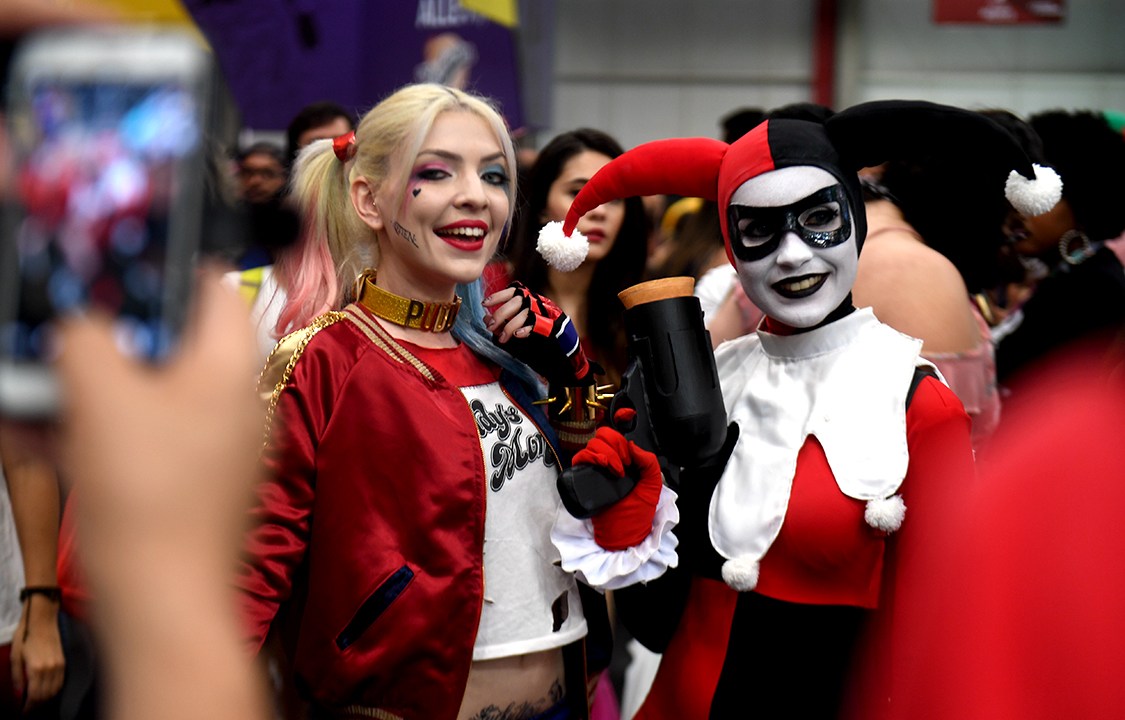 Arlequinas posam para fotos em estande da DC Comic na Comic Con Experience 2017, em São Paulo