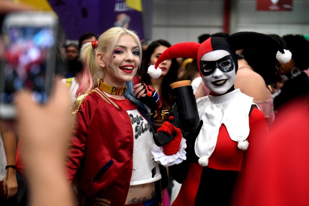 Arlequinas posam para fotos em estande da DC Comic na Comic Con Experience 2017, em São Paulo