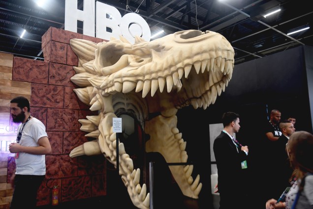 Estande da HBO apresenta cabeça de dragão em homenagem à série Game of Thrones, na Comic Con Experience em São Paulo
