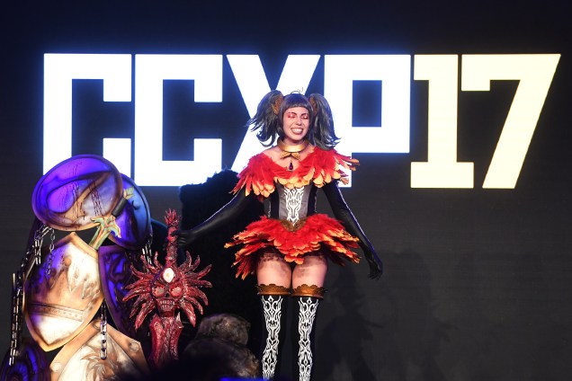 Bárbara Duzzi faz cosplay de personagem do jogo Soul Calibur V na CCXP17