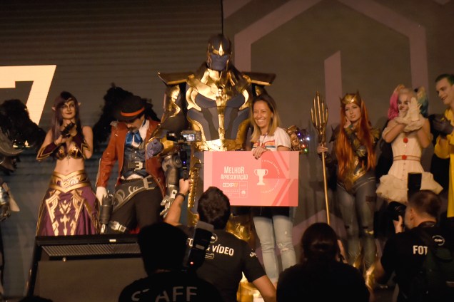 Gabriel Brás ganha prêmio de Melhor Performance com cosplay de personagem Tanus, do filme Os Vingadores, na CCXP17