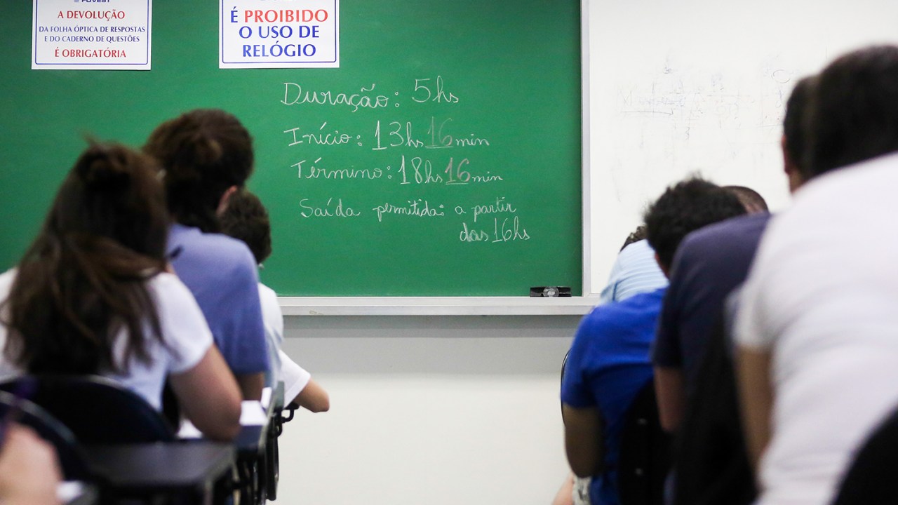 Candidatos realizam a primeira fase das provas da Fuvest, na FEA - Faculdade de Economia, Administração e Contabilidade da USP, zona oeste de São Paulo (SP) - 26/11/2017