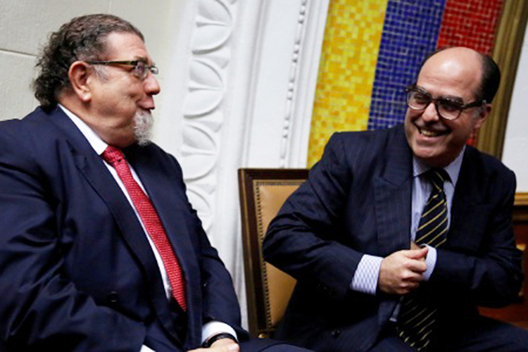 O embaixador do Brasil em Caracas, Ruy Pereira, acompanha sessão da Assembleia Nacional com o parlamentar opositor Julio Borges