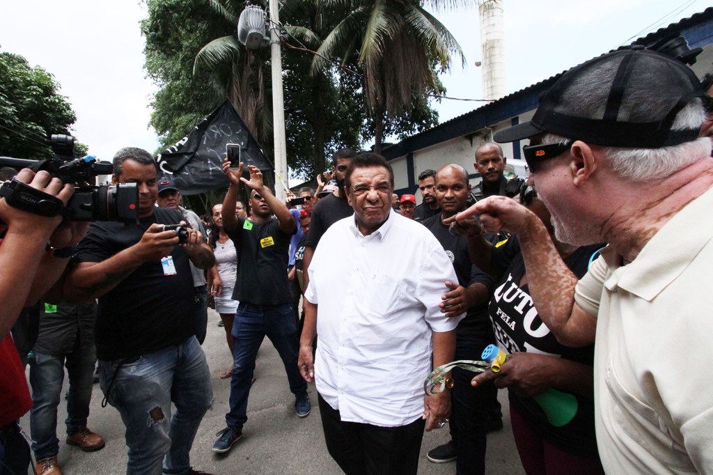 O cantor Agnaldo Timóteo é hostilizado por manifestantes na entrada da penitenciária de Benfica, no Rio de Janeiro (RJ), após visitar o presidente do PR (Partido da República) e ex-ministro dos Transportes, Antônio Carlos Rodrigues - 02/12/2017