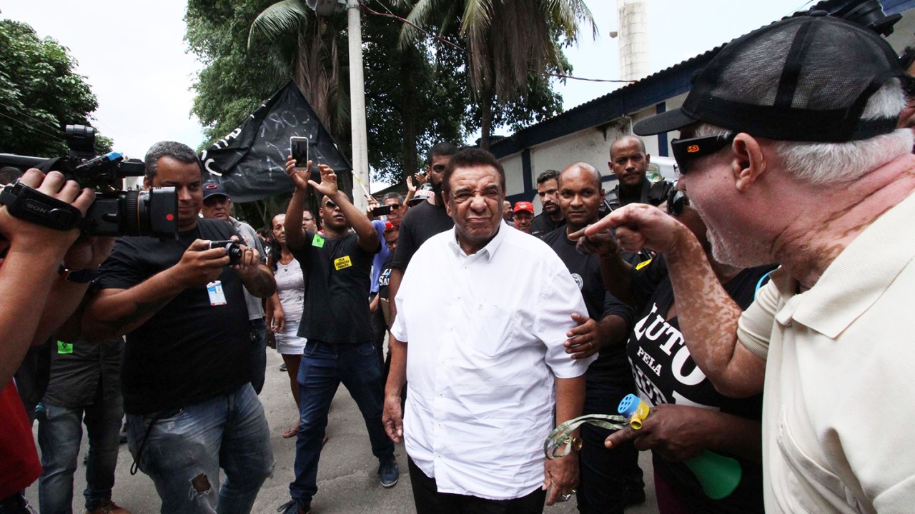 O cantor Agnaldo Timóteo é hostilizado por manifestantes na entrada da penitenciária de Benfica, no Rio de Janeiro (RJ), após visitar o presidente do PR (Partido da República) e ex-ministro dos Transportes, Antônio Carlos Rodrigues - 02/12/2017