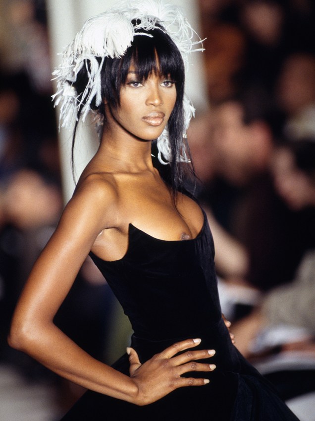 A modelo Naomi Campbell durante desfile com roupa produzida pelo estilista brasileiro Ocimar Versolato - 19/03/1995