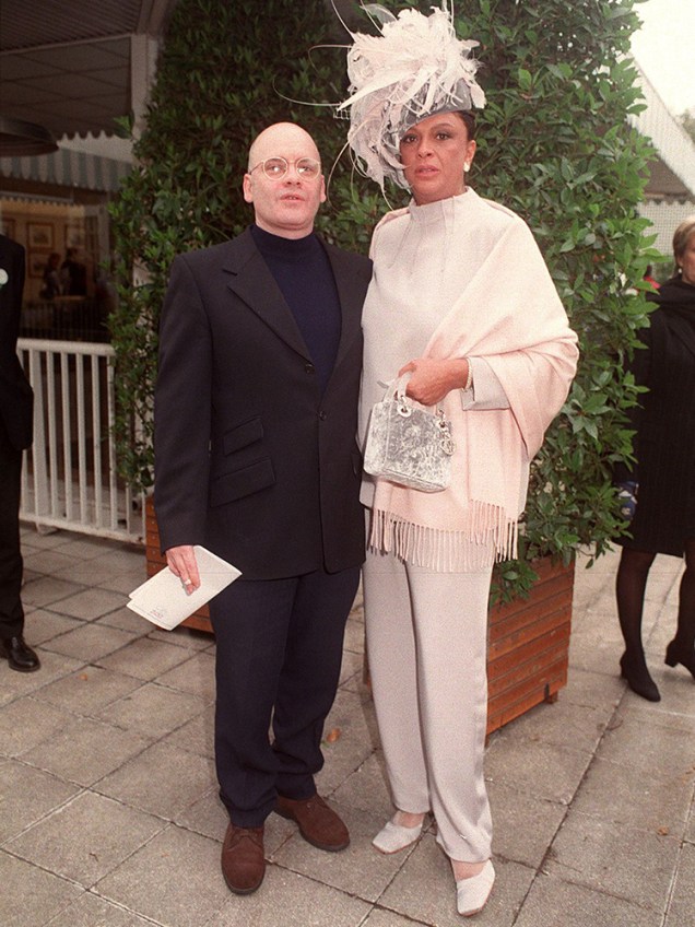 O estilista brasileiro Ocimar Versolato e a modelo Bethy Lagardère posam para fotos em Paris - 04/10/1998