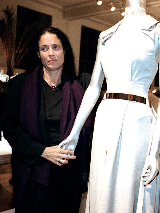 A atriz Sonia Braga ao lado de modelo no coquetel de abertura da exposição do estilista brasileiro Ocimar Versolato, na Faap - 09/08/1996