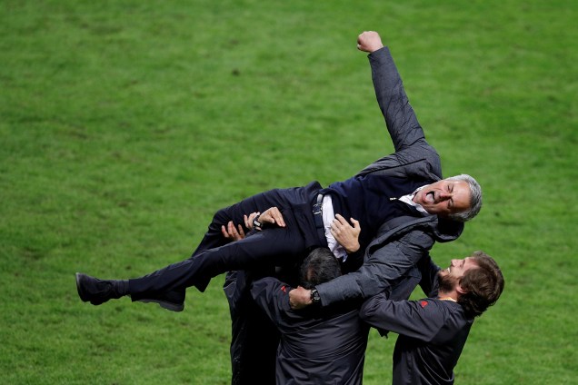 O técnico do Manchester United, José Mourinho, comemora com sua comissão técnica o título da Liga Europa da UEFA, após derrotar o Ajax na final - 24/05/2017