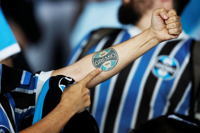 Torcedor do Grêmio exibe tatuagem antes da final do Mundial de Clubes da FIFA, contra o Real Madrid, no Estádio Xeique Zayed, em Abu Dhabi - 16/12/2017