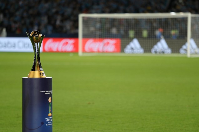 Taça do Mundial de Clubes da FIFA é exibida antes da partida entre Grêmio e Real Madrid, realizada no Estádio Xeique Zayed, em Abu Dhabi - 16/12/2017