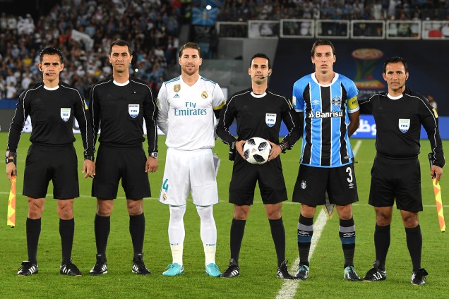 Os capitāes do Real Madrid e Grêmio - Sergio Ramos e Pedro Geromel - posam para foto antes da partida válida pela final do Mundial de Clubes da FIFA, realizada no Estádio Xeique Zayed, em Abu Dhabi - 16/12/2017