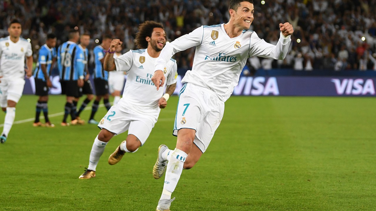 Cristiano Ronaldo comemora após marcar gol de falta durante partida contra o Grêmio, válida pela final do Mundial de Clubes da FIFA, realizada no Estádio Xeique Zayed, em Abu Dhabi - 16/12/2017