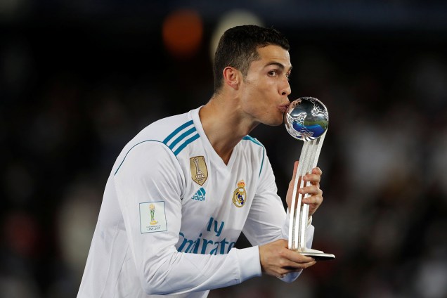 Cristiano Ronaldo recebe troféu de melhor jogador do torneio, após a final do Mundial de Clubes da FIFA - 16/12/2017