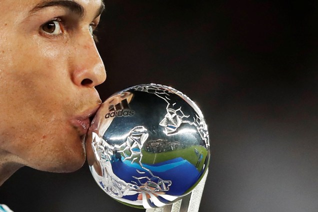 Cristiano Ronaldo recebe troféu de melhor jogador do torneio, após a final do Mundial de Clubes da FIFA - 16/12/2017