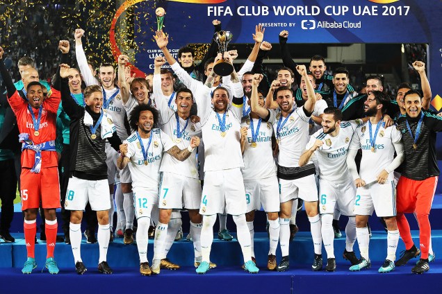 O capitão do Real Madrid, Sergio Ramos, levanta taça após o clube espanhol vencer o Grêmio por 1 a 0, em partida válida pela final do Mundial de Clubes da FIFA, realizada no Estádio Xeique Zayed, em Abu Dhabi - 16/12/2017