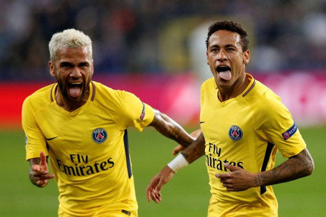 Neymar e Daniel Alves, jogadores do Paris Saint-Germain, comemoram gol durante partida contra o Anderlecht, válida pela Liga dos Campeões da Europa, realizada em Bruxelas, na Bélgica - 18/10/2017