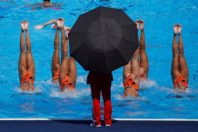 Equipe de nado sincronizado da Coreia do Norte treinam sob a supervisão de treinador, durante o Mundial de Esportes Aquáticos em Budapeste, na Hungria - 18/07/2017