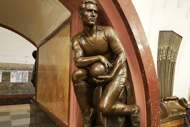 Estátua de jogador de futebol na estação Ploshchad Revolyutsii