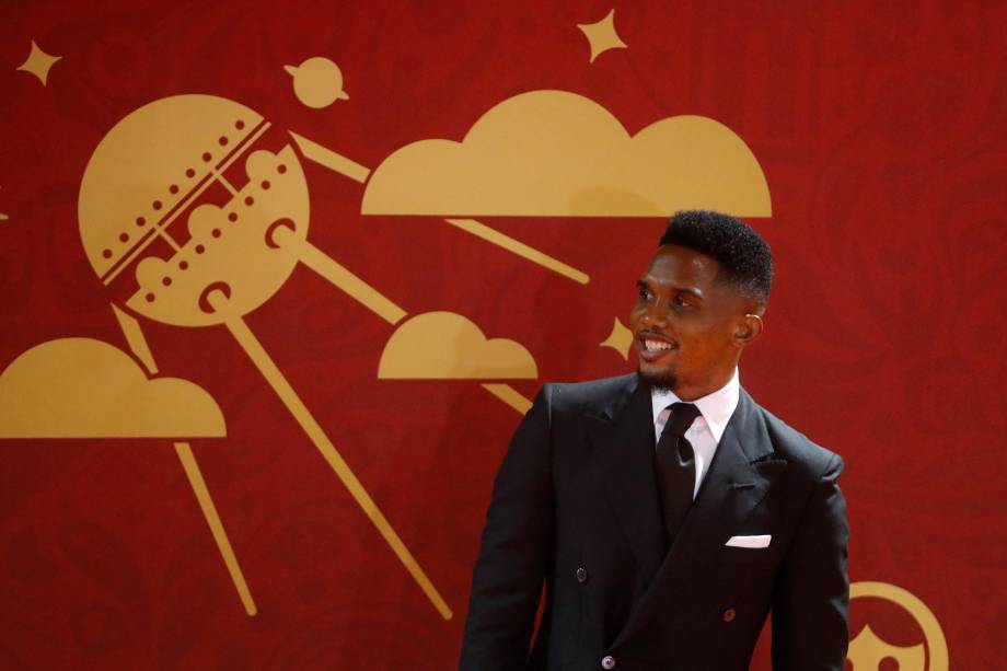 O ex-jogador camaronês Samuel Eto'o posa para foto na chegada para o evento de sorteio da Copa do Mundo no Kremlin em Moscou