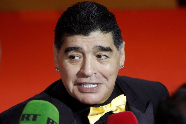 Diego Maradona fala com a mídia em sua chegada no Kremlin para o sorteio da Copa do Mundo 2018