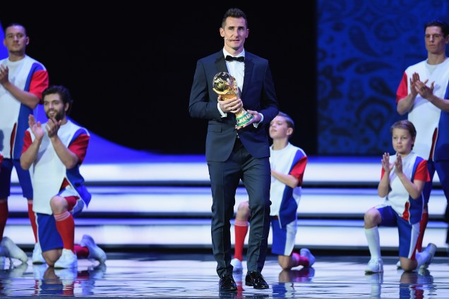 Miroslav Klose entra no palco com o troféu durante o sorteio final da Copa do Mundo FIFA de 2018, na Rússia, no Palácio do Kremlin