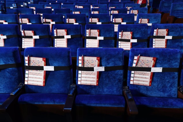 Cadeiras com tabelas para o sorteio que definirá os grupos da Copa do Mundo da Rússia