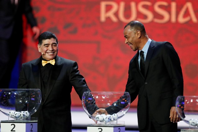 Diego Maradona e Cafu durante o sorteio dos grupos da Copa do Mundo 2018, no Palácio do Kremlin, na Rússia