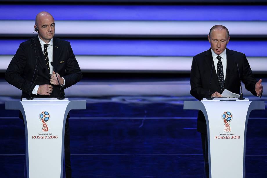 O presidente da FIFA, Gianni Infantino, e o presidente da Rússia, Vladimir Putin, durante o sorteio dos grupos da Copa do Mundo 2018, no palácio do Kremlin, Rússia