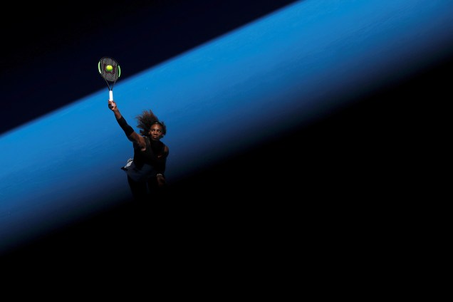 A tenista americana Serena Williams realiza saque durante a terceira rodada do Aberto da Austrália, durante partida contra a compatriota Nicole Gibbs - 21/01/2017